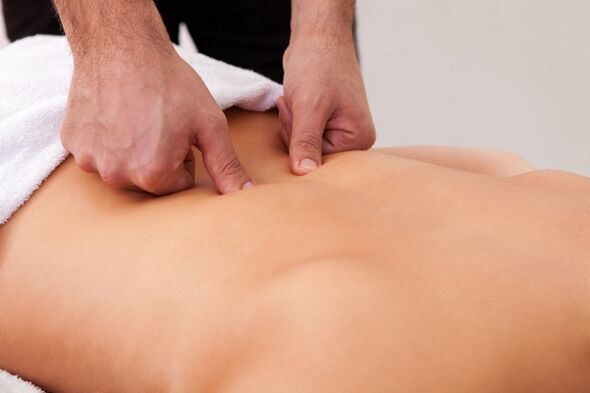 Una sesión de masaje te ayudará si te duele la espalda en la zona lumbar