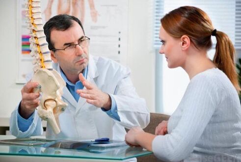 consulta con un médico para la osteocondrosis espinal