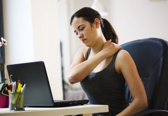 El trabajo sedentario provoca dolor entre los omóplatos. 