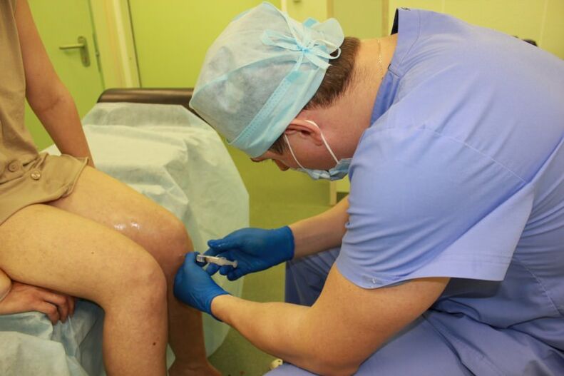 Una inyección en la articulación de la rodilla