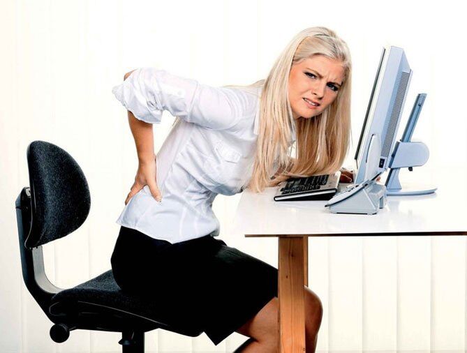 La niña tiene dolor de espalda